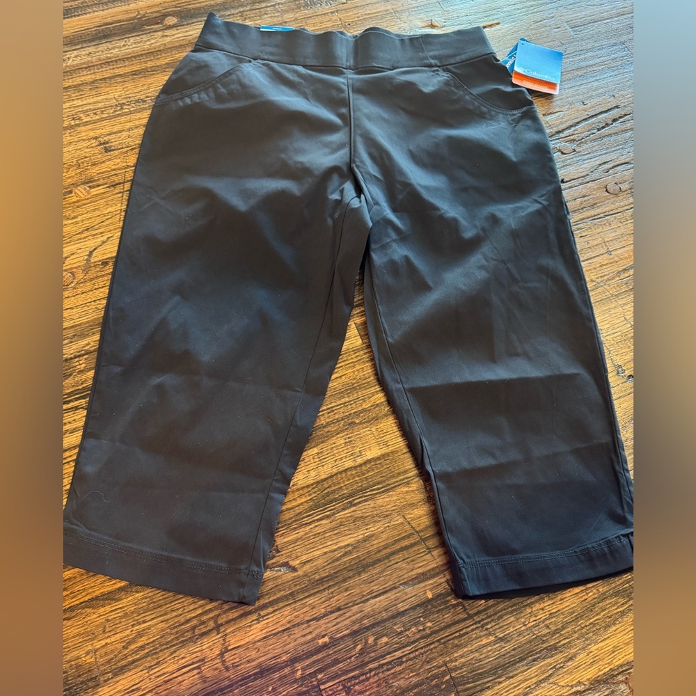 NWT. Columbia Active Fit Capri. Color- Black.